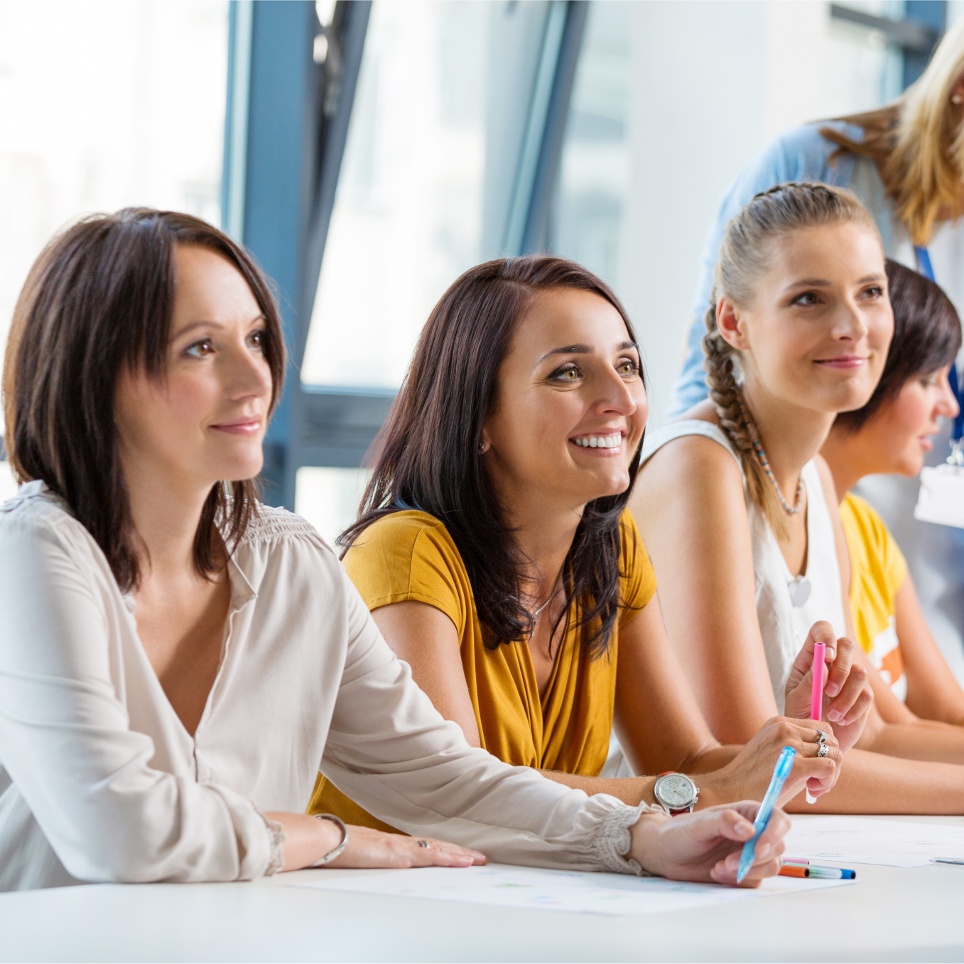 Studierende an Tisch bei Besprechung