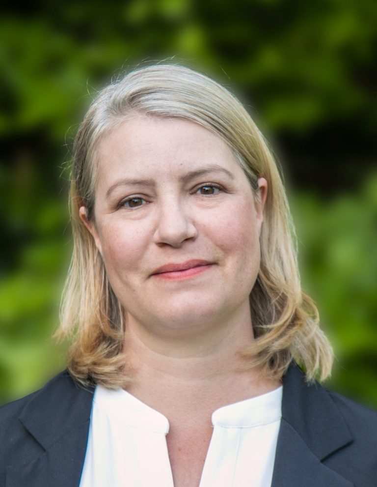 Portrait - Janina Simone Kulcsar vor Bäumen