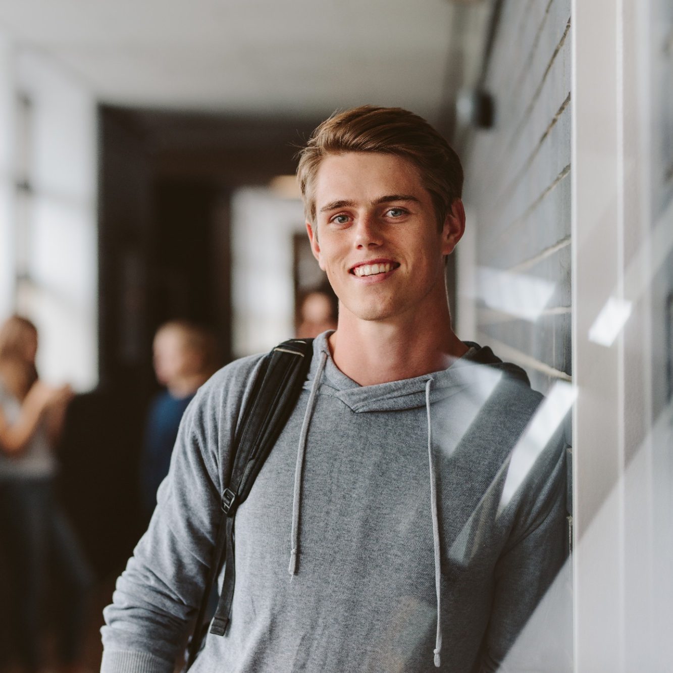 Student auf Gang in Hochschule
