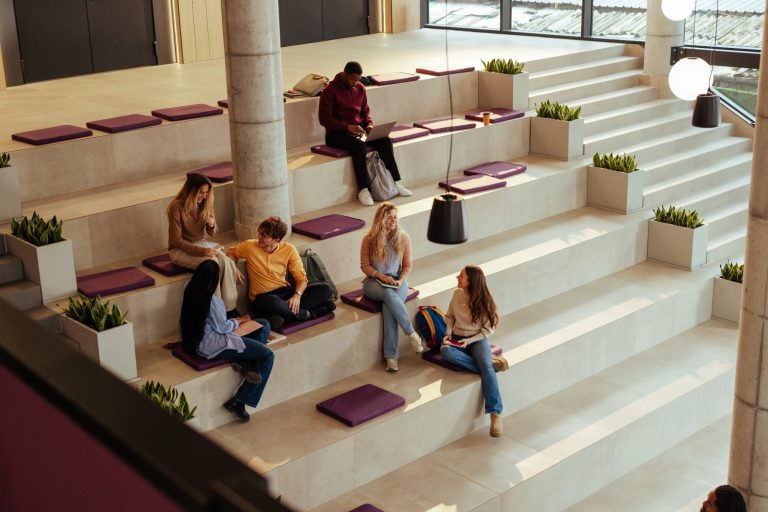 Foyer Hochschule mit Studenten